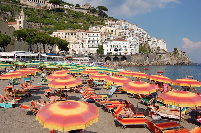 Balneatori. Agosto boom per le spiagge italiane, ombrelloni sold out come nel 2015