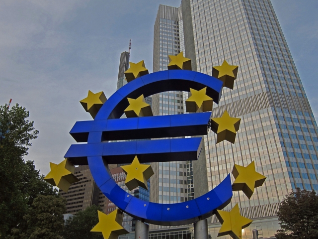Per il secondo mese consecutivo, lo slancio di crescita dell’eurozona perde vigore