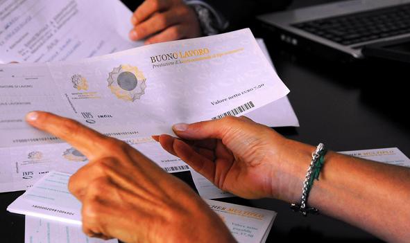 Voucher, pubblicato il nuovo decreto: comunicazione preventiva obbligatoria via sms o mail
