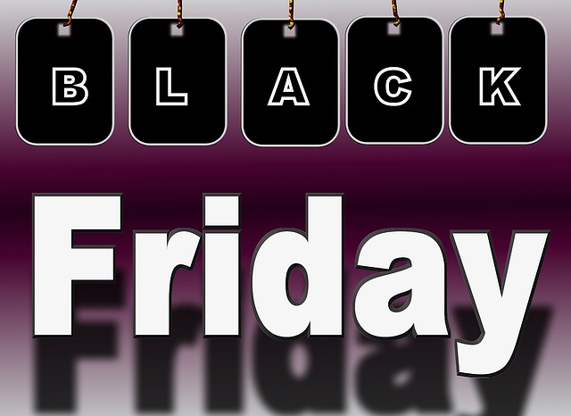 Black Friday, fenomeno web invade anche il commercio reale: offerte in un negozio su quattro