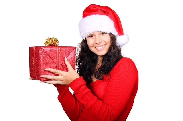 Natale 2016. Abbigliamento, libri e gastronomia: ecco i regali più desiderati dagli italiani