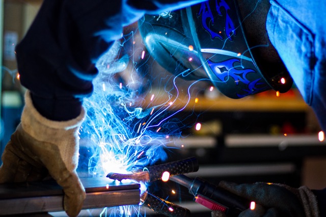  Il PMI manifatturiero italiano raggiunge a febbraio il valore più alto in 14 mesi
