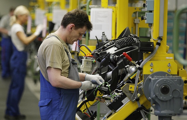  Valore record in quasi sei anni del PMI manifatturiero dell’eurozona a causa della crescita più veloce in Germania, Italia e Francia