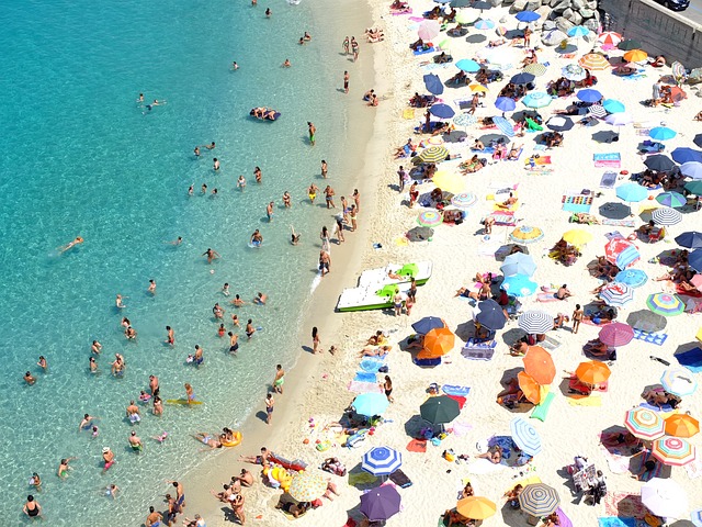 Vacanze estive degli italiani, 32 milioni in viaggio. Per 6 su 10 ferie sotto l’ombrellone