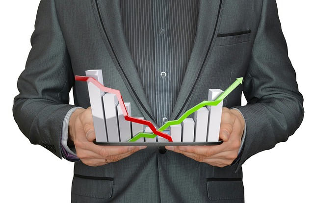 Crescita degli investimenti sostenuta tutta dalle imprese private (+6,9%) mentre prosegue il calo degli investimenti pubblici (-5,6%). Nelle Costruzioni il gap vale 120 mila posti di lavoro nel settore