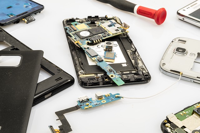 Due sfide per i rifiuti elettronici: coinvolgimento delle aziende e raccolta differenziata di prolunghe e spine