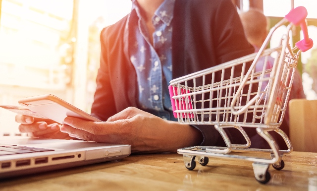  Gli italiani e l’attesa online del Natale:   gli acquisti online degli italiani tra novembre e dicembre valgono circa 6,8 miliardi di euro (il 25% della domanda eCommerce annuale)