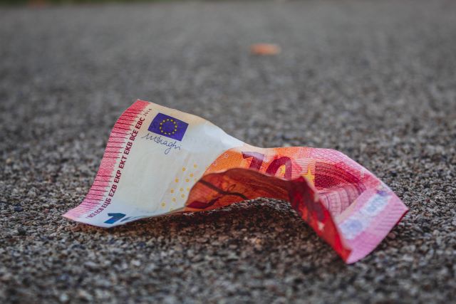 A febbraio l’inflazione decelera