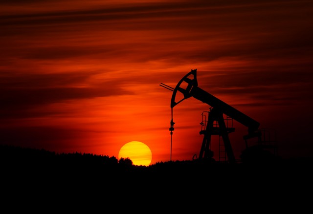 Petrolio, il mancato accordo Opec-Russia riporta le lancette del tempo al 1985