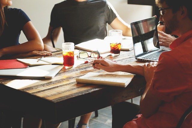  Il lavoro ibrido: il nuovo imperativo della collaborazione professionale, secondo uno studio di Poly