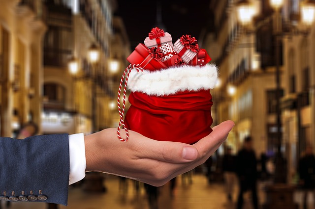  Consumi di dicembre in leggera crescita, ma sui regali di Natale pesano inflazione e caro-bollette
