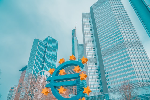  Flash PMI: a dicembre, l’eurozona registra la crescita minore in nove mesi, con il Covid-19 che investe il settore terziario, mentre rallenta la pressione sui prezzi
