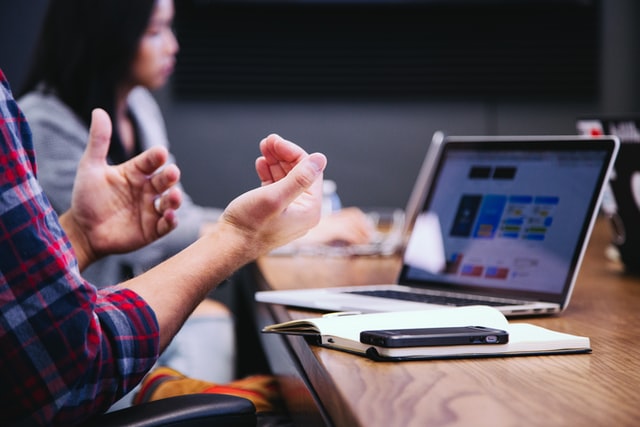  Quanto conta il linguaggio del corpo sul lavoro? Un nuovo sondaggio lo svela