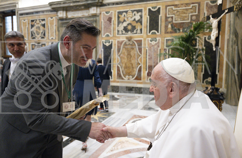  Papa Francesco e il cofondatore di Weevo, Gabriele Carboni, condividono una visione del futuro orientata alla comunità e al bene comune