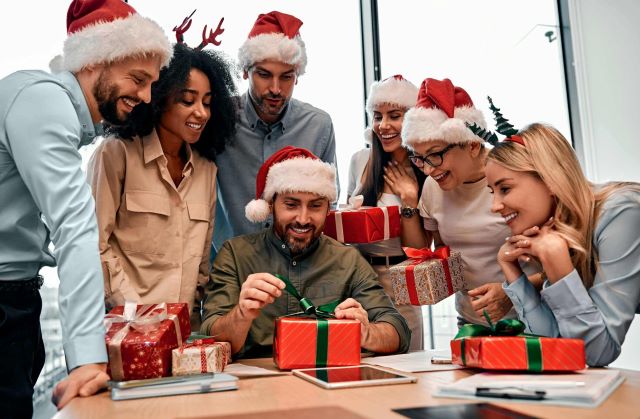  Lavoro, i regali di Natale rendono più felici l’86% dei dipendenti: eccola la top 5 dei più desiderati dagli italiani