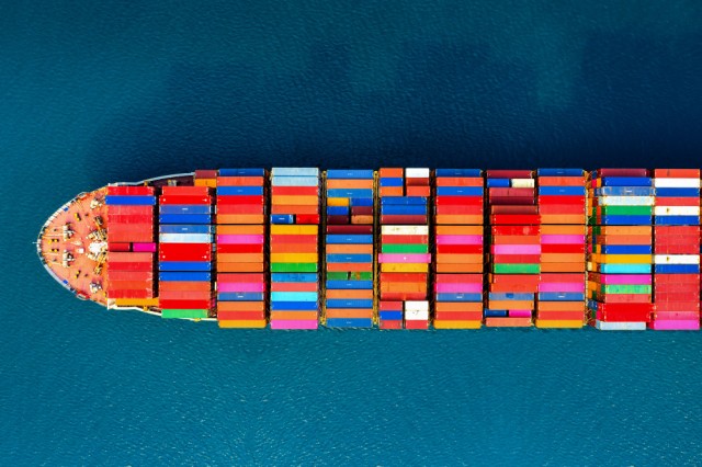 Mar Rosso: Unimpresa, traffico marittimo crollato del 90%, da Suez passa il 20% delle merci mondiali
