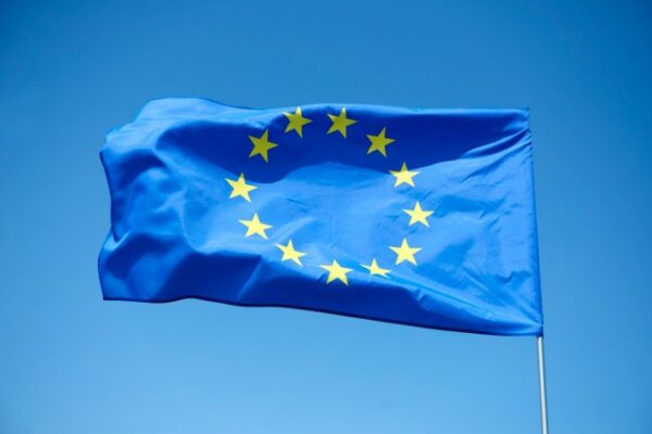 HCOB PMI®Flash: la produzione dell’eurozona continua a crescere, con quella manifatturiera che torna in espansione