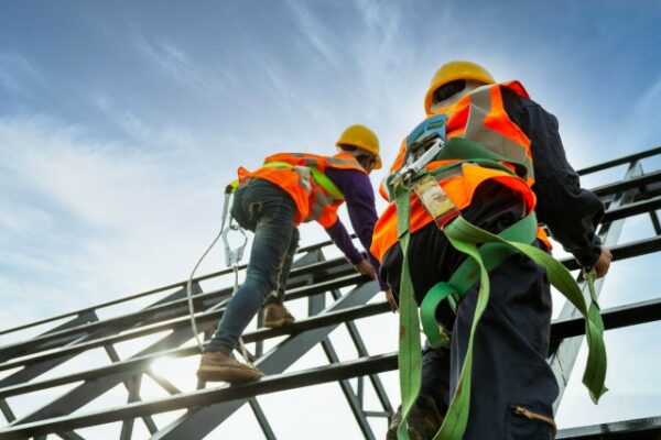 Sicurezza sul lavoro, i dipendenti lanciano l’allarme: per 4 su 10 non è una priorità della propria azienda, ecco i consigli degli esperti per invertire il trend
