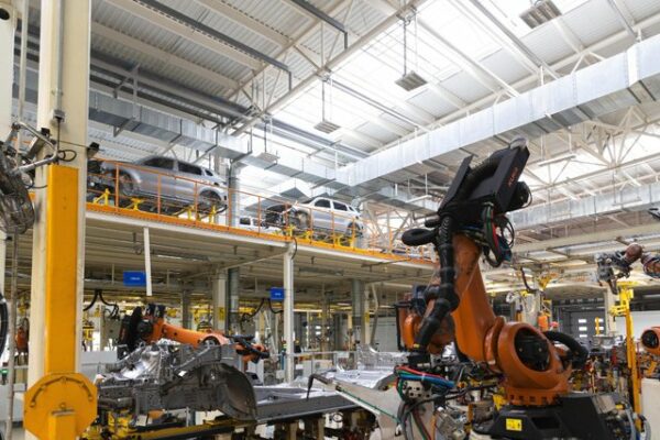 Intesa Sanpaolo: nel 2025 l’industria manifatturiera italiana si stabilizza, trainata da export e investimenti. Farmaceutica e Meccanica i settori top