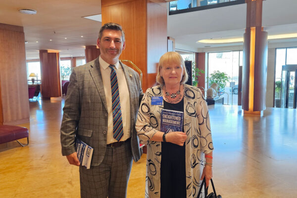 A Napoli la presentazione di Management Illuminato: Gabriele Carboni con la Presidente Internazionale del Rotary e l’artista Arvedo Arvedi