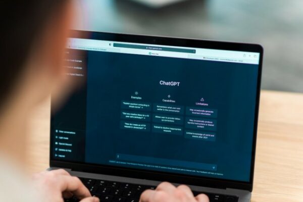 ChatGPT: smetti di giocarci, inizia a lavorarci. La Guida Pratica per il tuo business digitale