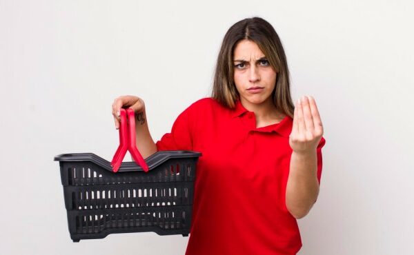 Stabile la spesa per consumi delle famiglie, una su tre limita la spesa alimentare