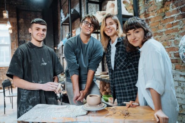 Giovani e lavoro: retribuzioni basse e scarse opportunità rallentano la transizione scuola-lavoro